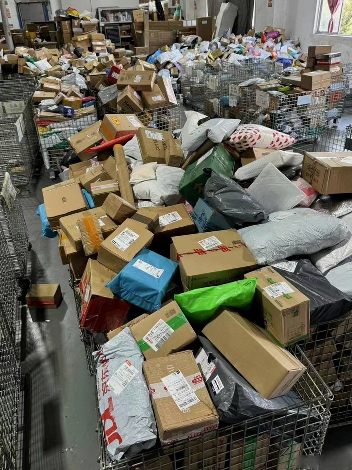 Almacén central — cientos de pedidos preparados diariamente para despacho a clientes hispanos
